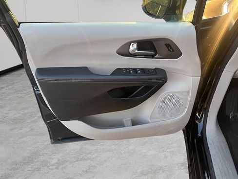 Certified 2024 Chrysler Pacifica Touring-L image 22