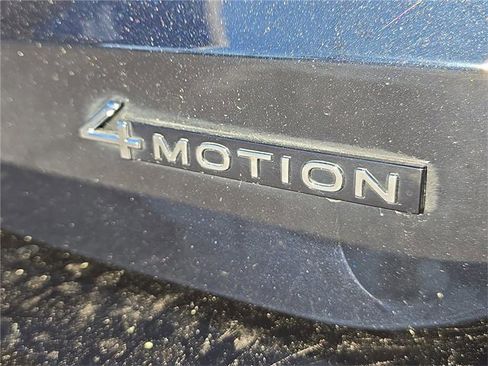 Used 2025 Volkswagen Taos SE w/ Panoramic Sunroof Package image 4