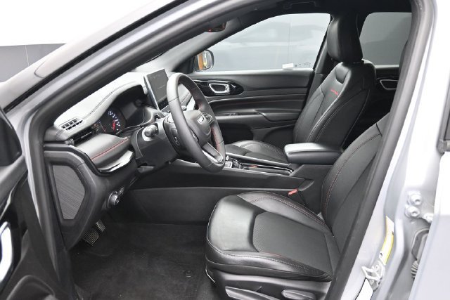 Used 2025 Jeep Compass Trailhawk AWD/4WD image 22