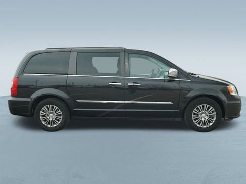 Used 2013 Chrysler Town & Country Touring-L w/ Driver Convenience Group image 10