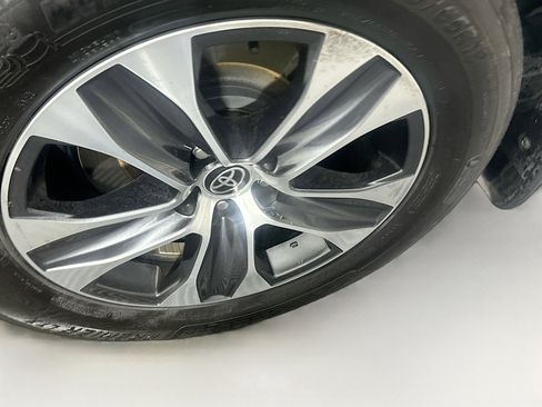 Used 2024 Toyota Highlander XLE image 11