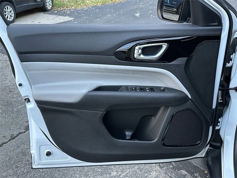 Used 2024 Jeep Compass Limited image 33