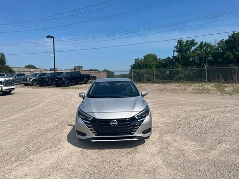 Used 2025 Nissan Versa SV FWD image 3