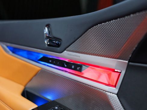 Used 2023 BMW 740i w/ Parking Assistance Package image 23