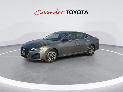 Used 2025 Nissan Altima 2.5 SV FWD image 4