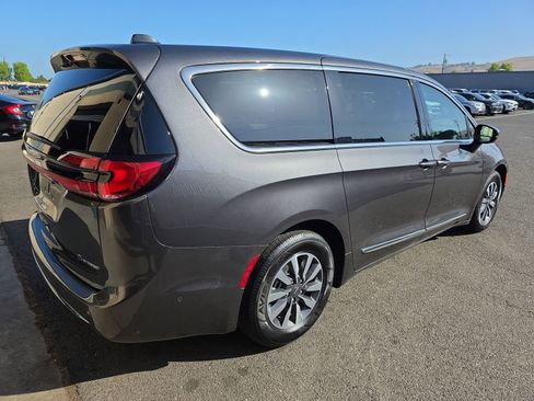 Used 2023 Chrysler Pacifica Limited w/ Uconnect Theater Family Group FWD image 4