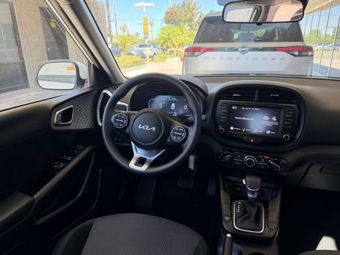 Used 2025 Kia Soul LX w/ LX Technology Package FWD image 32