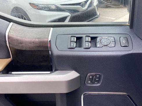 Used 2022 Ford F250 Lariat w/ Chrome Package image 18