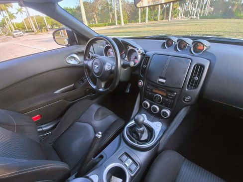 Used 2010 Nissan 370Z Roadster RWD image 17