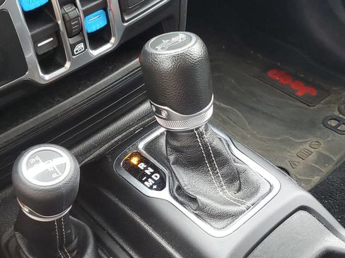 Used 2018 Jeep Wrangler Unlimited Sahara w/ Uconnect 4C Nav & Sound Group AWD/4WD image 29