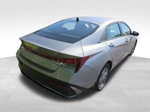 Used 2025 Hyundai Elantra SE FWD image 4