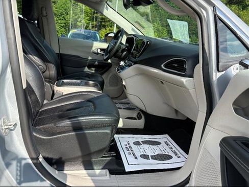 Used 2023 Chrysler Pacifica Touring-L image 29