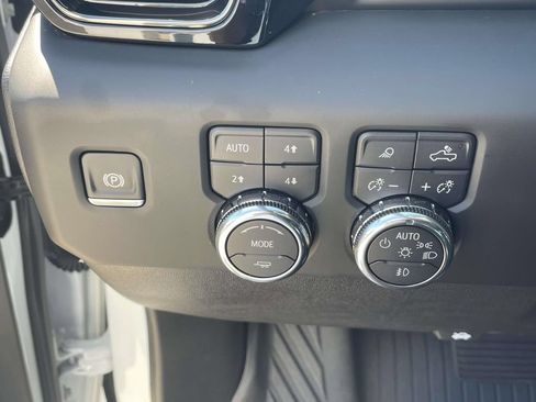 Used 2024 GMC Sierra 2500 AT4 w/ AT4 Premium Plus Package AWD/4WD image 19