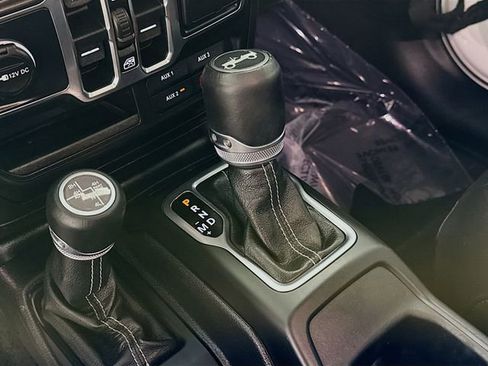 Used 2019 Jeep Wrangler Unlimited Sahara image 17