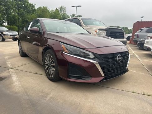 Used 2023 Nissan Altima 2.5 SV FWD image 1