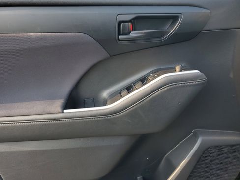 Used 2023 Toyota Highlander LE image 19