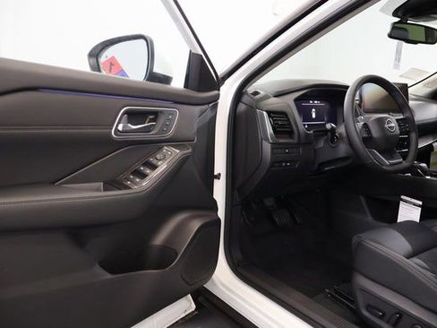 New 2026 Nissan Rogue Platinum image 12