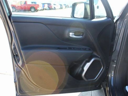 Used 2023 Jeep Renegade Latitude image 8