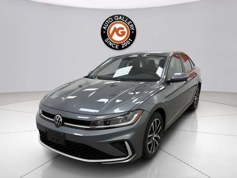 Used 2025 Volkswagen Jetta SE FWD image 8