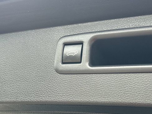 Used 2025 Toyota Highlander XLE AWD/4WD image 9