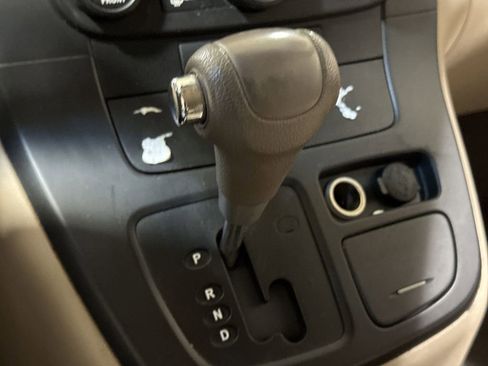 Used 2010 Kia Sedona LX image 16