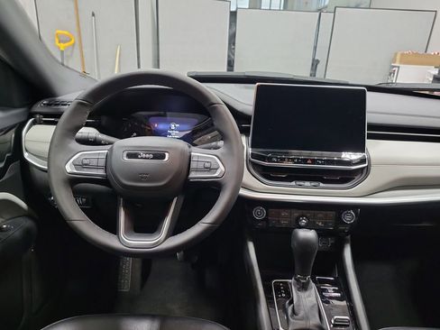 Used 2025 Jeep Compass Limited image 3