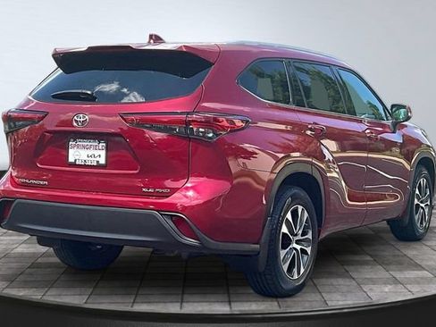 Used 2022 Toyota Highlander XLE AWD/4WD image 6