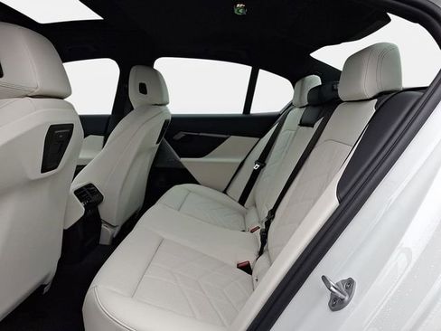 New 2026 BMW i5 eDrive40 w/ M Sport Package image 9