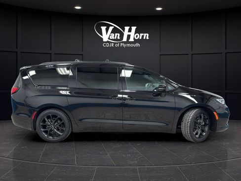 Used 2025 Chrysler Pacifica Limited FWD image 2