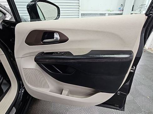 Used 2017 Chrysler Pacifica Touring-L w/ Tire & Wheel Group image 38