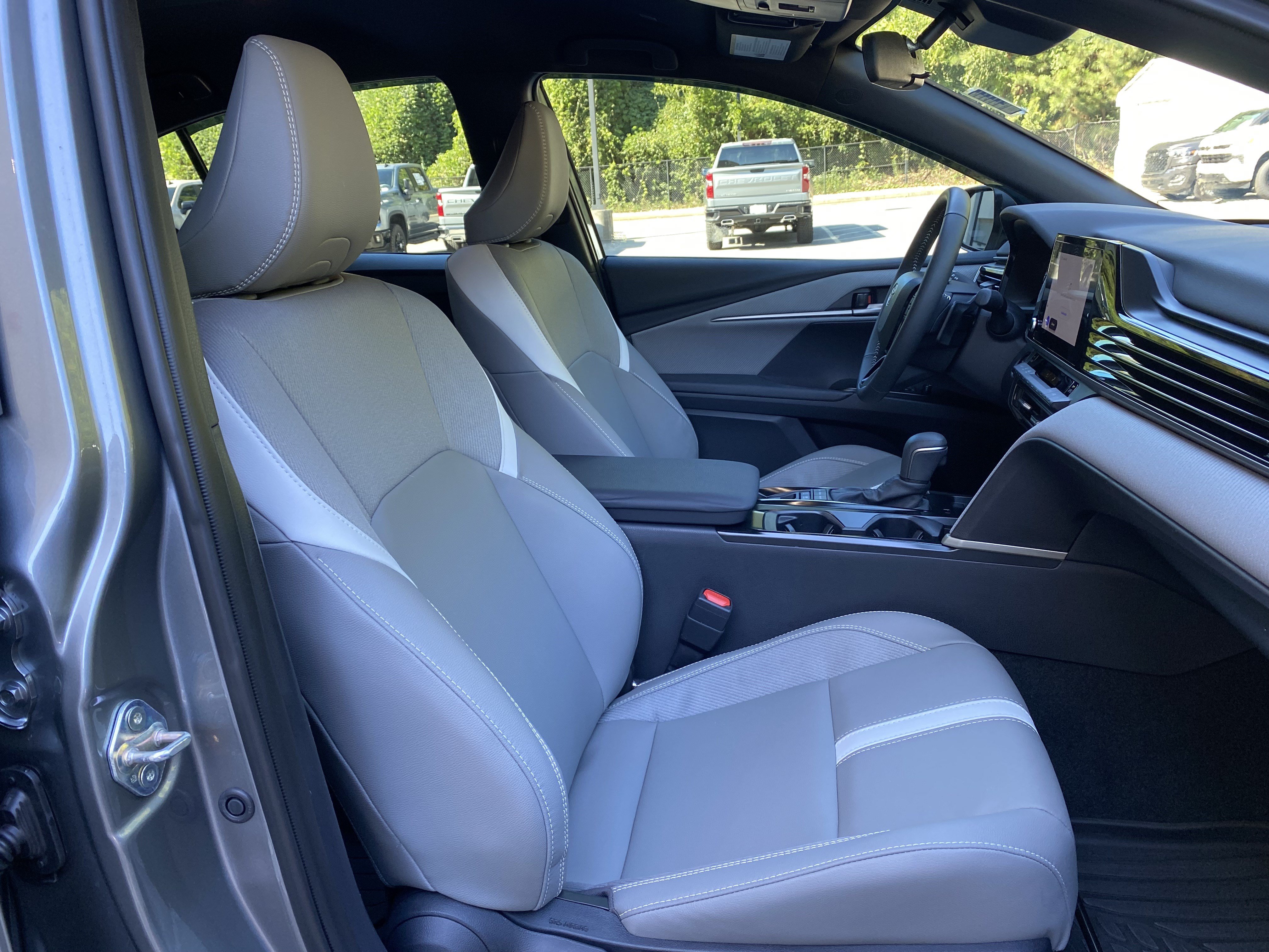 Used 2026 Toyota Camry SE FWD image 32