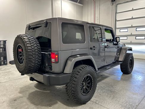 Used 2018 Jeep Wrangler Unlimited Sahara w/ Connectivity Group AWD/4WD image 6