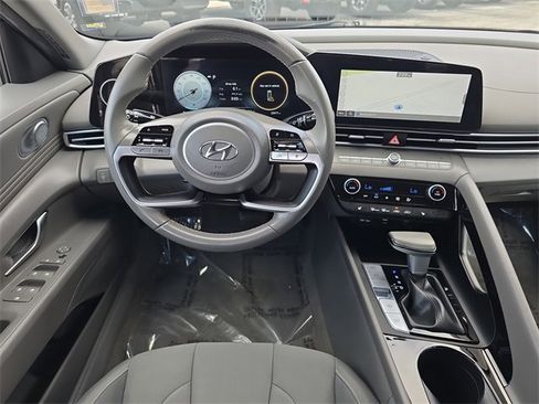 Used 2023 Hyundai Elantra SEL w/ Convenience Package image 10