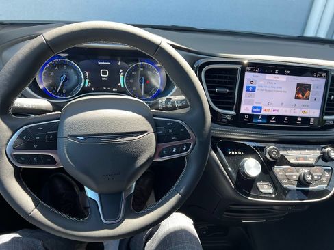 New 2027 Chrysler Pacifica Select FWD image 24
