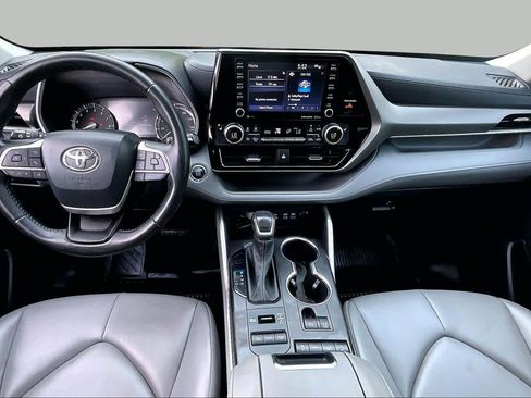 Used 2022 Toyota Highlander XLE AWD/4WD image 15