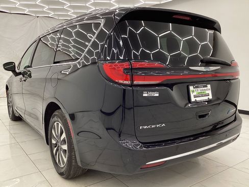 Used 2021 Chrysler Pacifica Touring-L image 8