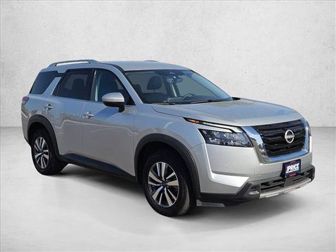 Used 2025 Nissan Pathfinder SL FWD image 3