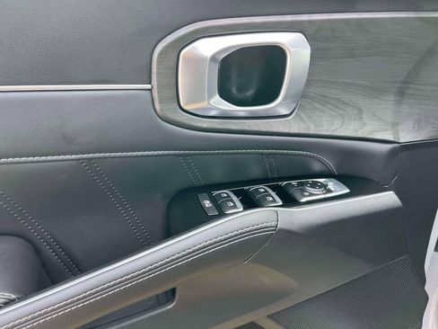 Used 2025 Kia Sorento SX image 16