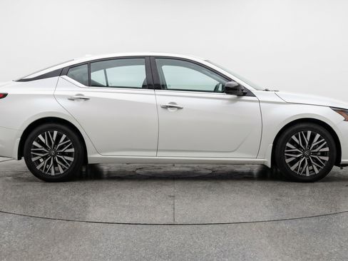 Used 2025 Nissan Altima 2.5 SV FWD image 11