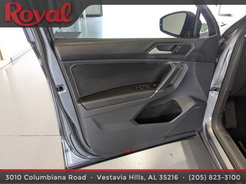 Used 2020 Volkswagen Tiguan SE w/ Panoramic Sunroof Package FWD image 16