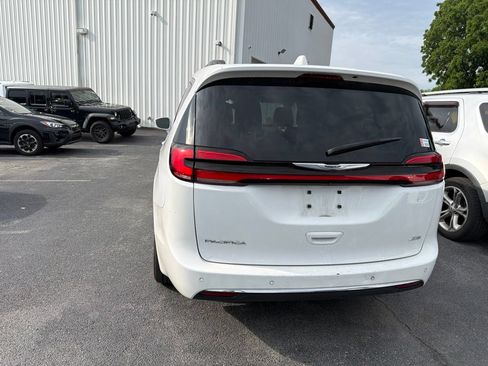 Used 2022 Chrysler Pacifica Touring-L w/ Uconnect Theater Family Group AWD/4WD image 5