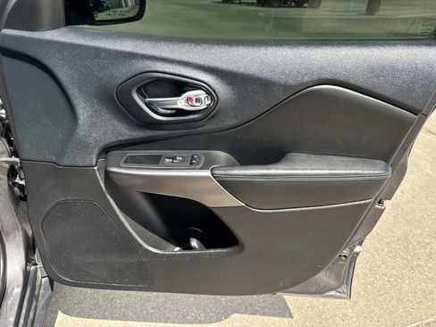 Used 2019 Jeep Cherokee Limited FWD image 17