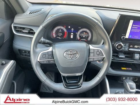 Used 2025 Toyota Highlander XSE AWD/4WD image 12