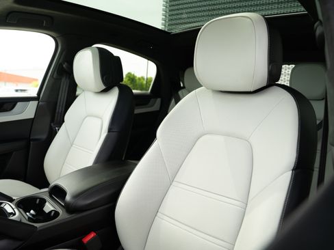 Used 2025 Porsche Cayenne S AWD/4WD image 28