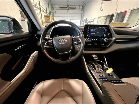 Used 2021 Toyota Highlander XLE AWD/4WD image 18