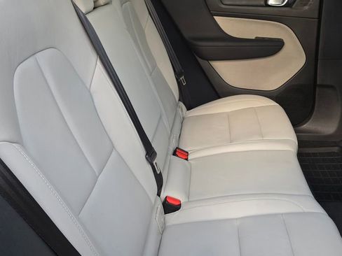 Used 2019 Volvo XC40 T4 Momentum image 52