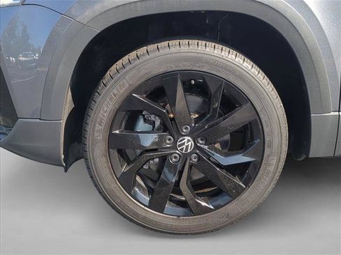 Used 2022 Volkswagen Taos SE w/ Panoramic Sunroof Package FWD image 16