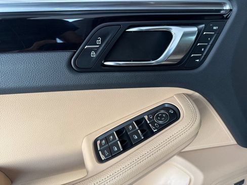 Certified 2022 Porsche Macan AWD/4WD image 12