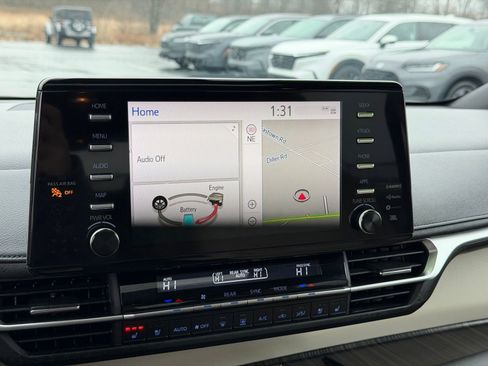 Used 2023 Toyota Sienna Limited image 21