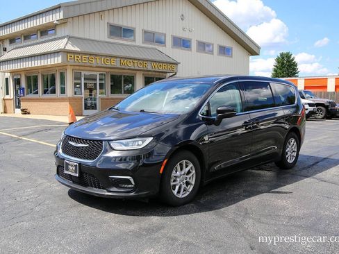 Used 2023 Chrysler Pacifica Touring-L FWD image 2